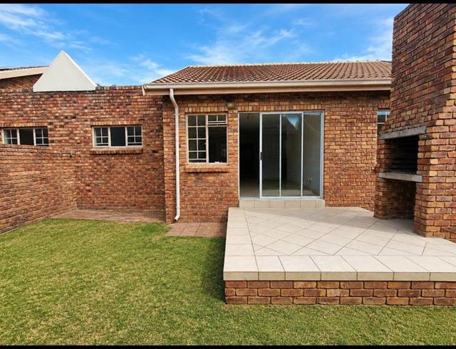2 BEDROOM TOWNHOUSE FOR SALE IN AMBERFIELD